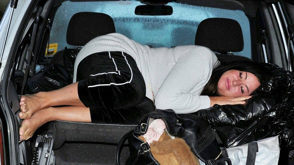 Lisa Appleton býva v kufri auta.