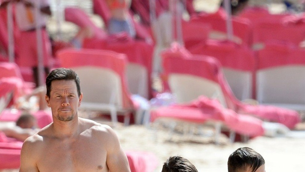 Mark Wahlberg ukázal na Barbadose vypracovanú postavu