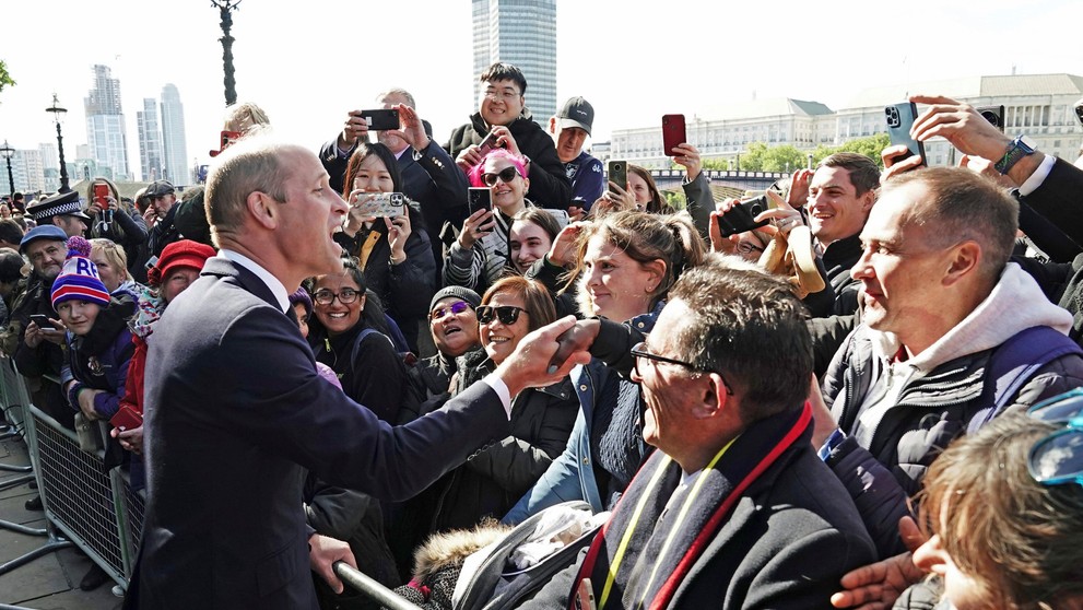 William pozdravil ľudí čakajúcich v rade.
