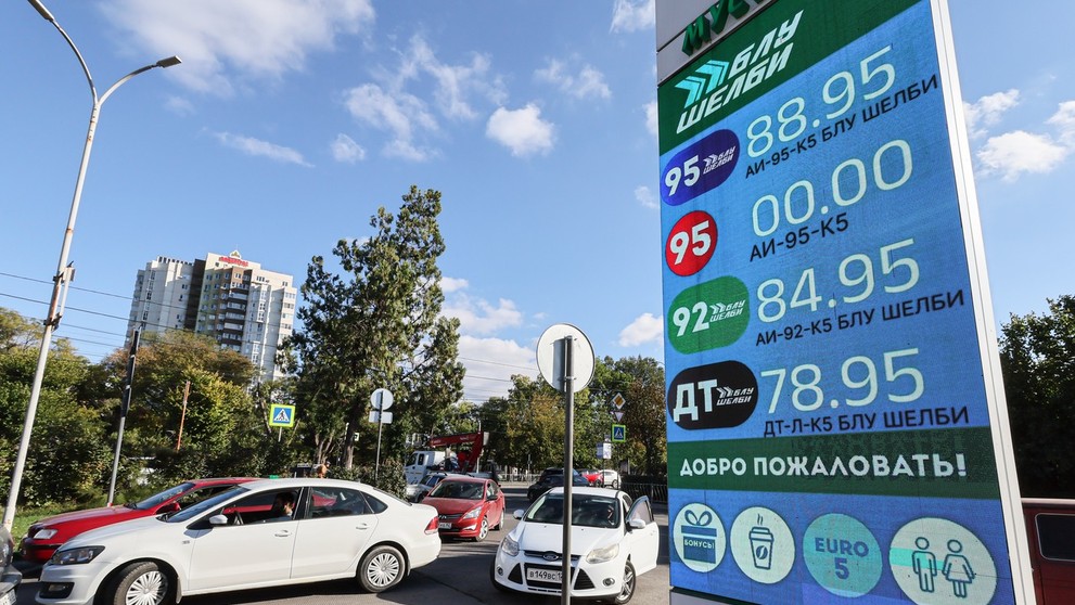 Motoristi čakajú v rade na benzín v Simferopole.