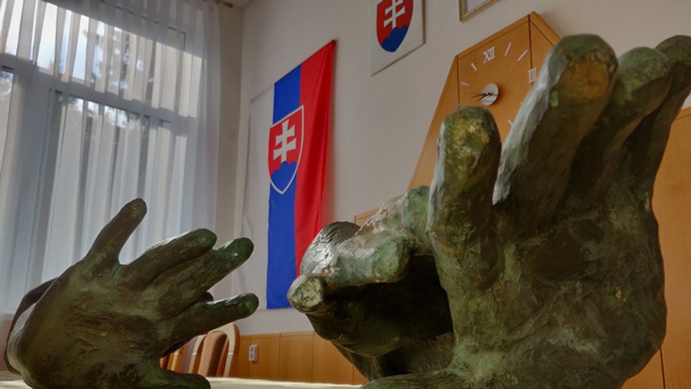 Rozhodca Mario Diaz ukazuje červenú kartu argentínskemu futbalistovi Lionelovi Messimu a Garymu Medelovi z Čile..jpg