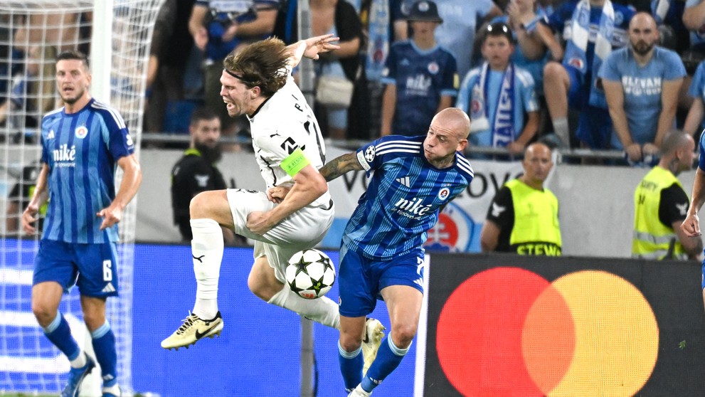 Na snímke vpravo Vladimír Weiss mladší (Slovan) a vľavo Mads Bech (Midtjylland).