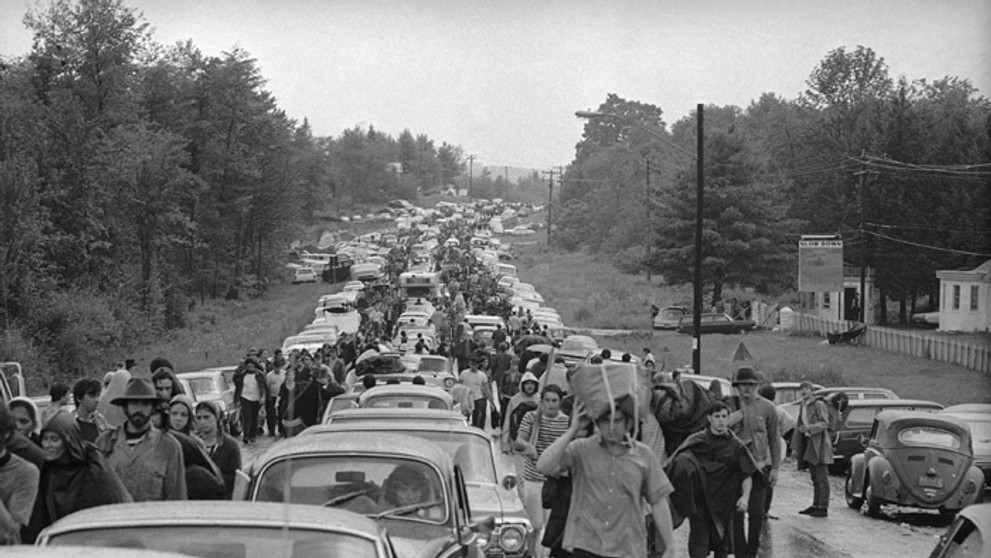 Objímajúci sa pár počas legendárneho hudobného festivalu Woodstock.