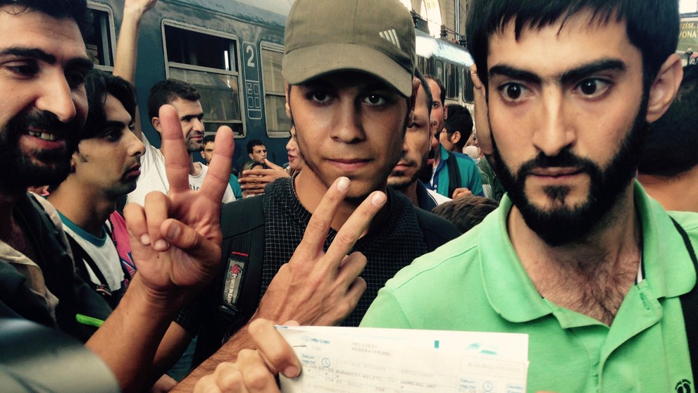 Pred stanicou skanduje asi stovka utečencov