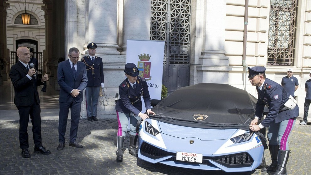 Policajti odhaľujú nový prírastok do vozového parku.