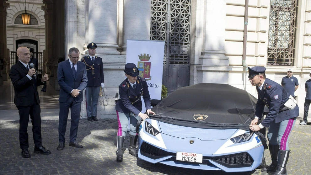 Policajti odhaľujú nový prírastok do vozového parku.