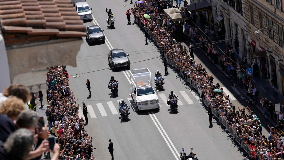 Prevoz pápežovej rakvy do Baziliky Santa Maria Maggiore