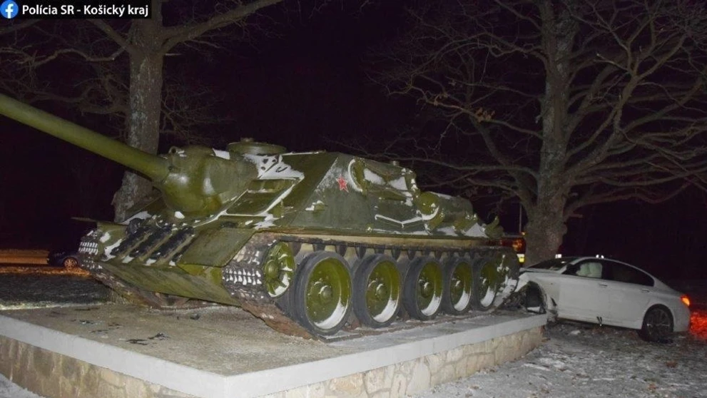 Zrážka BMW a tanku na podstavci.