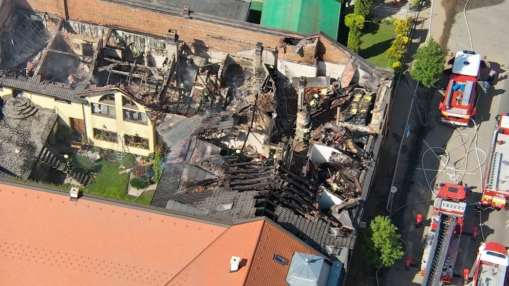 Plamene pohltili štyri domy