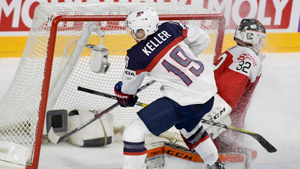 Clayton Keller (vľavo) z USA strieľa gól Dánom na MS 2017.