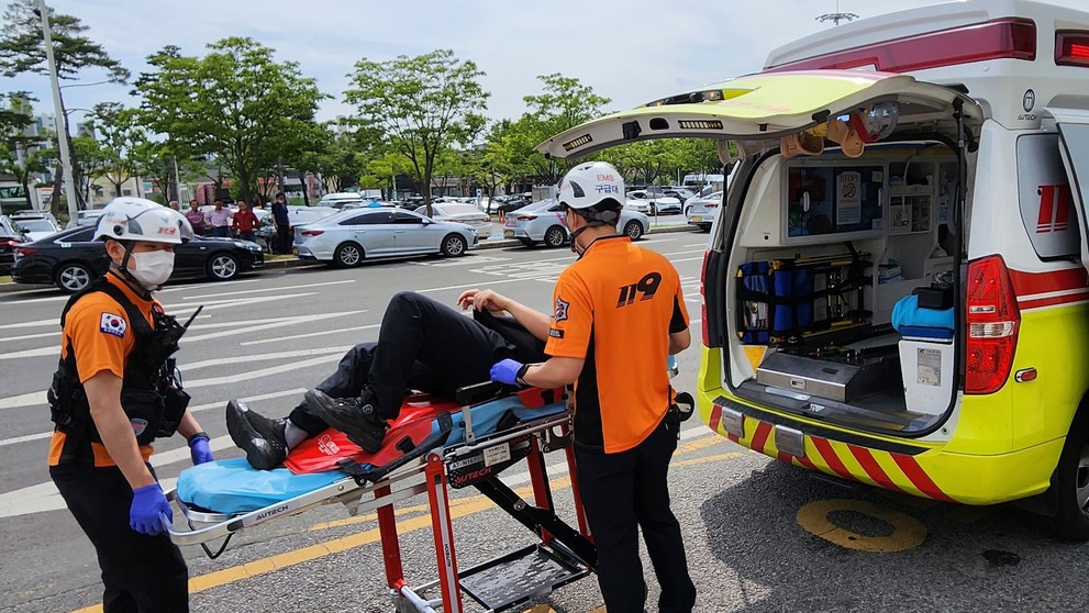 Muž otvoril núdzový východ počas letu.