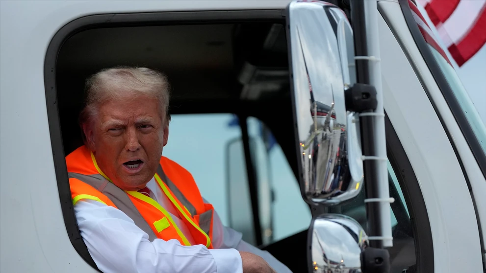 Donald Trump v smetiarskej reflexnej veste.