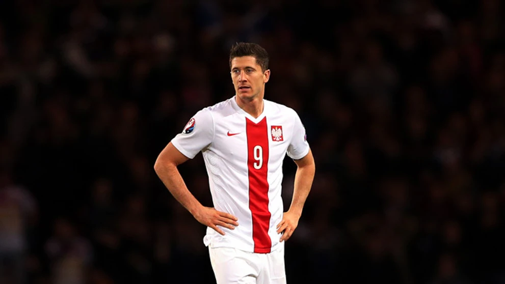 Smutný poľský kapitán Robert Lewandowski po tom, čo Steven Fletcher (Škótsko) strelil gól v kvalifácii ME.