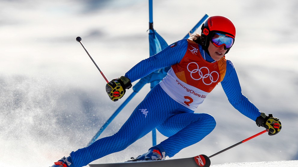 Tri najlepšie pretekárky obrovského slalomu na ZOH 2018 - zľava druhá Mowincklelová, víťazka Shiffrinová a tretia Brignonenová.