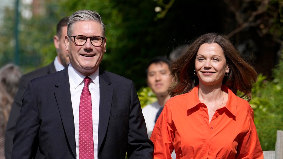 Líder Labouristickej strany Keir Starmer s manželkou Victoriou.