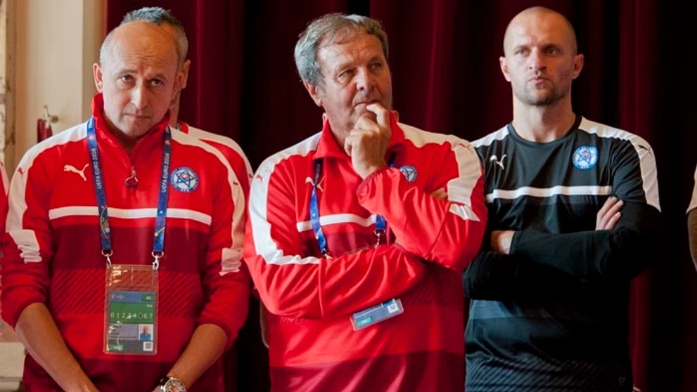 Brankár Ján Mucha, tréner Ján Kozák a lekár futbalovej reprezentácie Ján Baťalík.