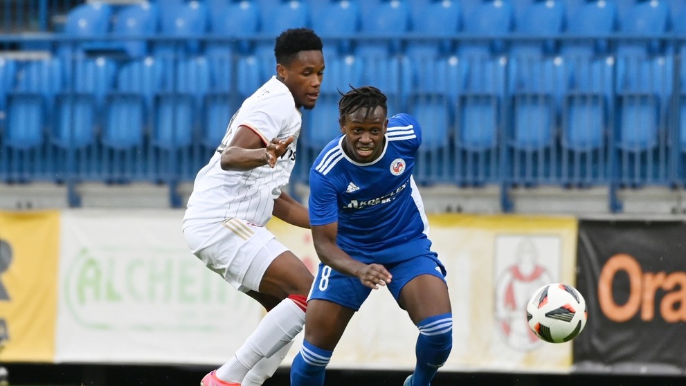 Vľavo hráč Trnavy Kelvin Boateng a hráč Senice Christopher Goslin počas zápasu 2. kola Fortuna ligy.