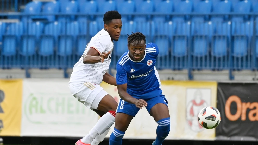 Vľavo hráč Trnavy Kelvin Boateng a hráč Senice Christopher Goslin počas zápasu 2. kola Fortuna ligy.