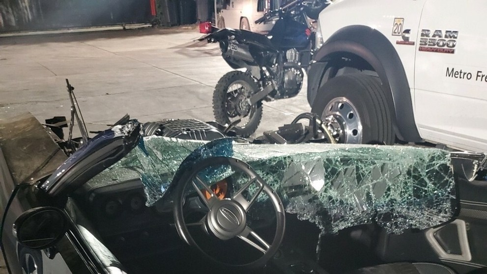 Rozmlátené auto Kevina Harta po autonehode