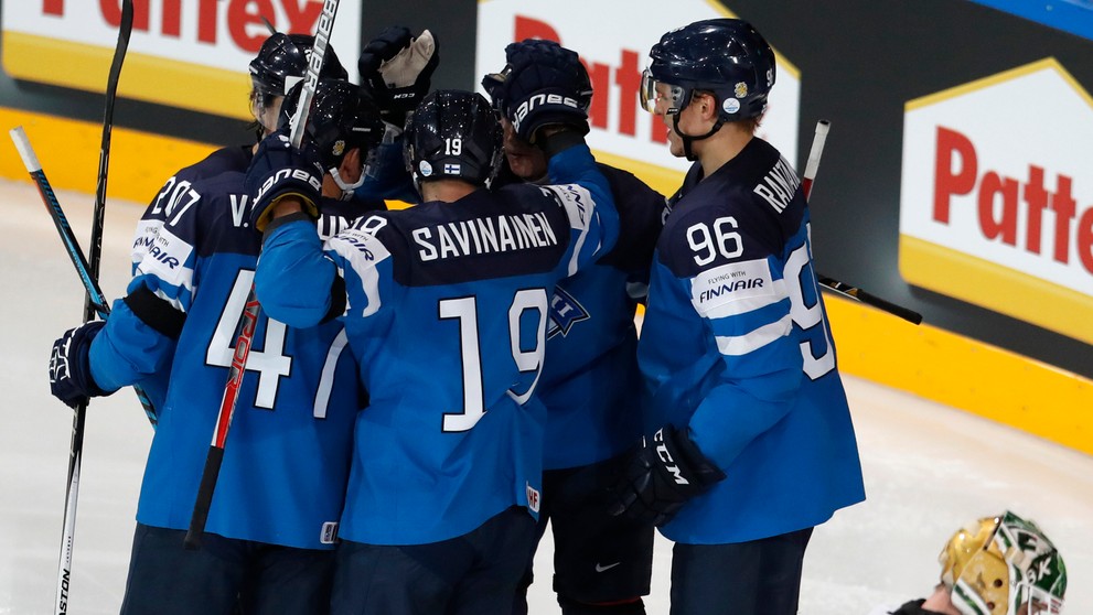 Radosť Fínov po góle v zápase MS 2017 proti Nórsku.