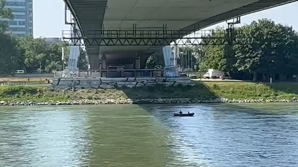 Záchranný čln pod Mostom SNP