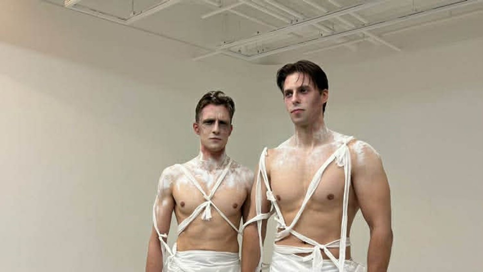 Igor pracuje ako model a herec v Soule.