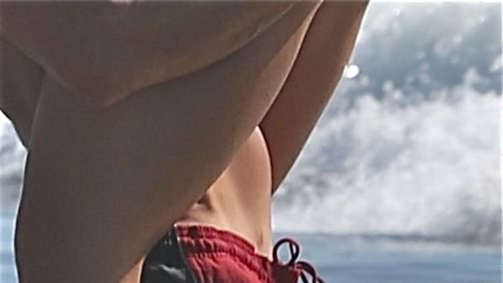 Detailný záber na plavky Bastiana Yottu