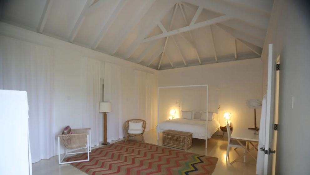 Demokrati z výboru pre dohľad v Snemovni reprezentantov zverejnili zábery z Epsteinovho súkromného karibského ostrova. Časti niektorých fotografií boli pred zverejnením začiernené.