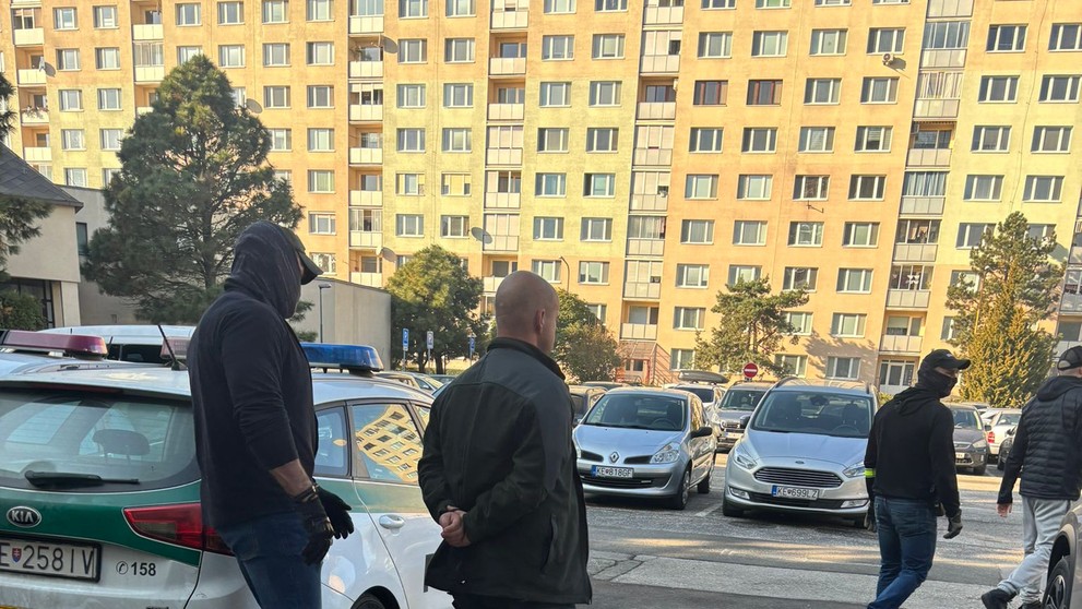 Obvinený policajt v putách.