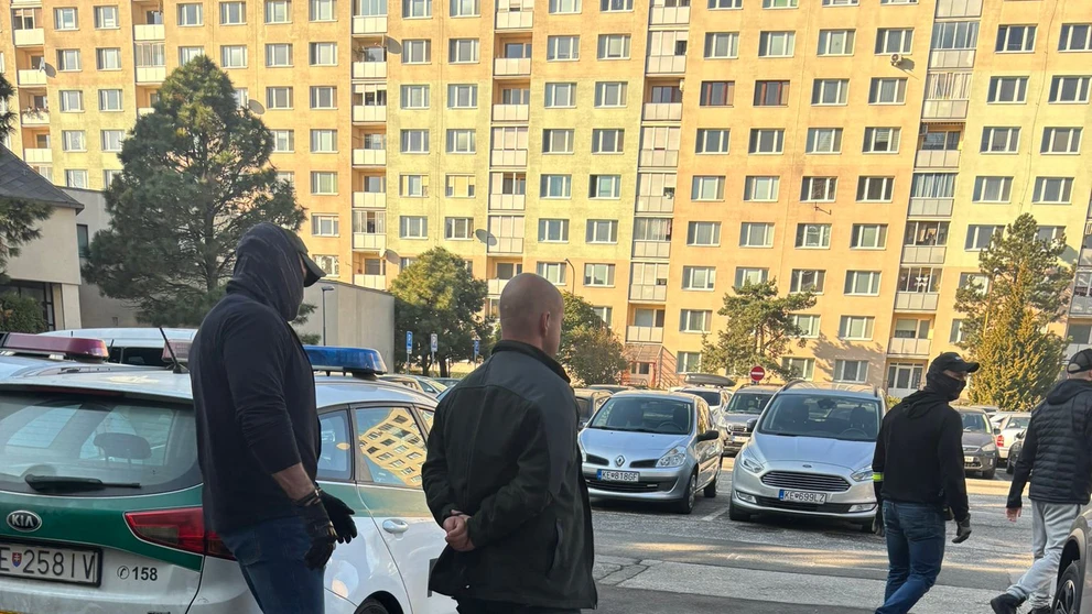 Obvinený policajt v putách.