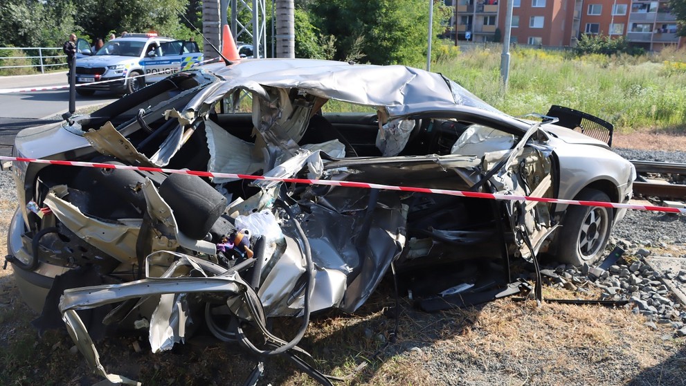 Zdemolovaná pravá strana auta