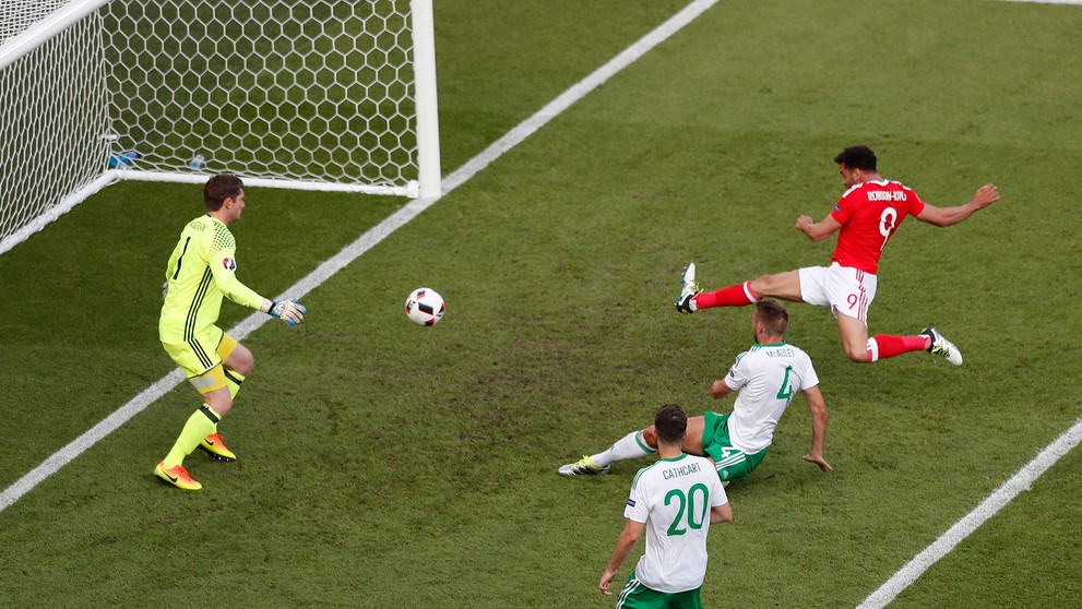 Hráč Severného Írska Gareth Mcauley dáva vlastný gól po prudkej lopte hráča Walesu Garetha Balea do šestnástky na ME.