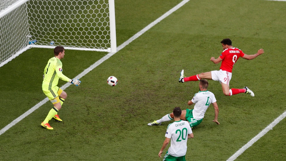 Hráč Severného Írska Gareth Mcauley dáva vlastný gól po prudkej lopte hráča Walesu Garetha Balea do šestnástky na ME.