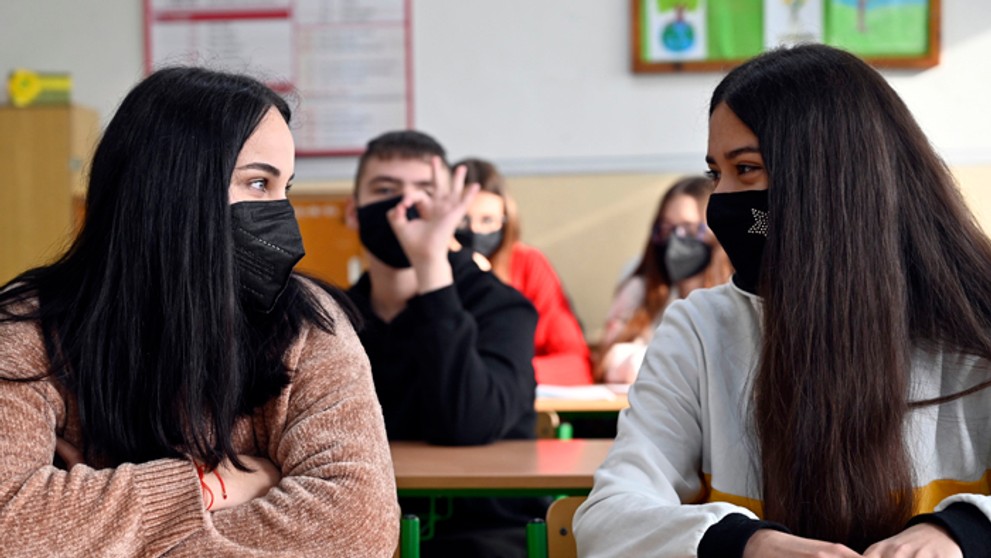 Žiaci 9. ročníka počas vyučovania v ZŠ s materskou školou  v Novosade, okrese Trebišov.