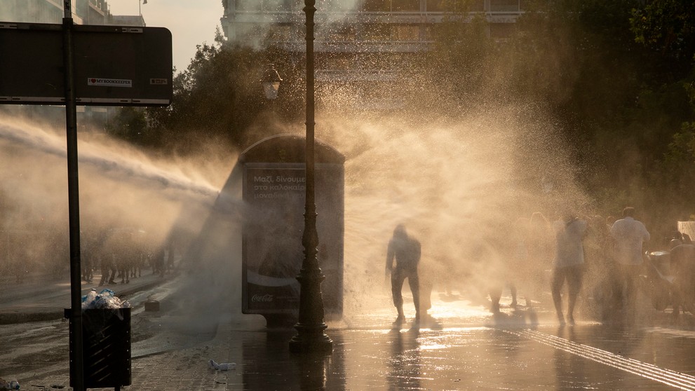 Tisícky Grékov protestovali proti plánom na zavedenie povinného očkovania