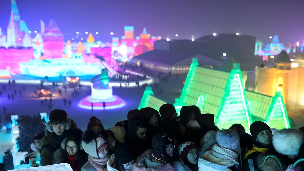 Návštevníci čakajú v rade pred vstupom do snežného zámku.