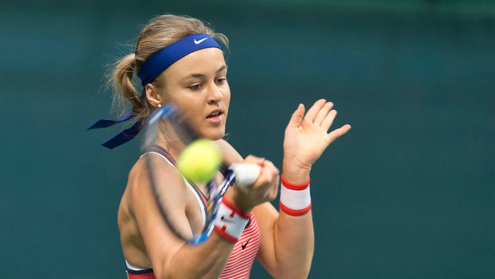  Anna Karolína Schmiedlová (Slovensko) odvracia loptičku proti Arine Rodionovovej (Austrália) v zápase Fed Cupu.