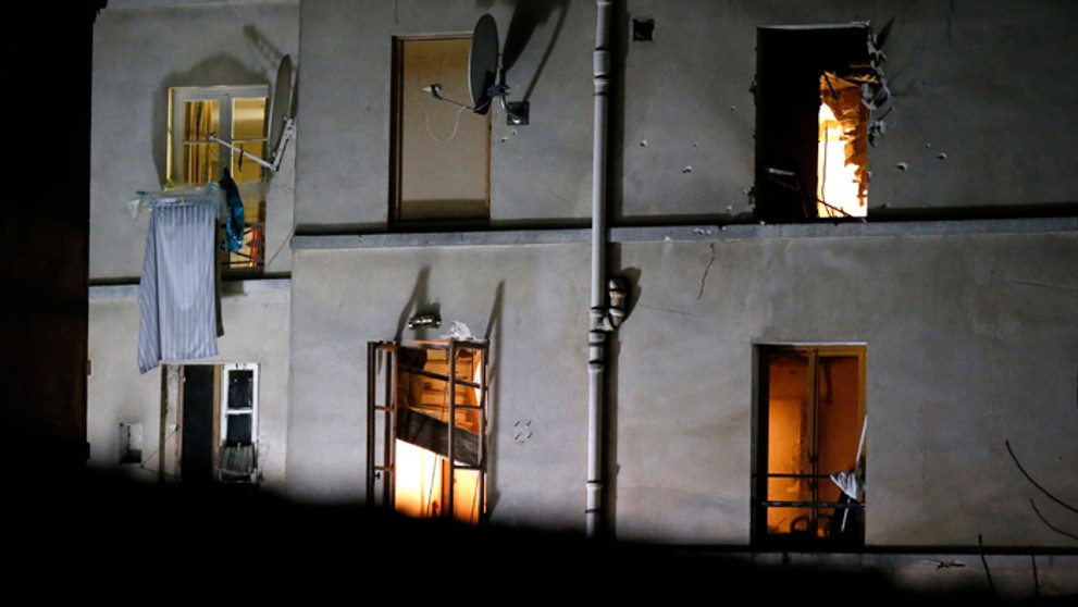  Stopy po guľkách a výbuchoch na zadnej časti domu, v ktorom sa ukrývala skupina teroristov po policajnom zásahu v Saint-Denis p