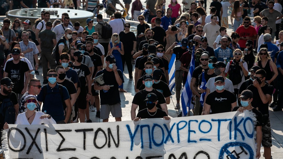 Tisícky Grékov protestovali proti plánom na zavedenie povinného očkovania