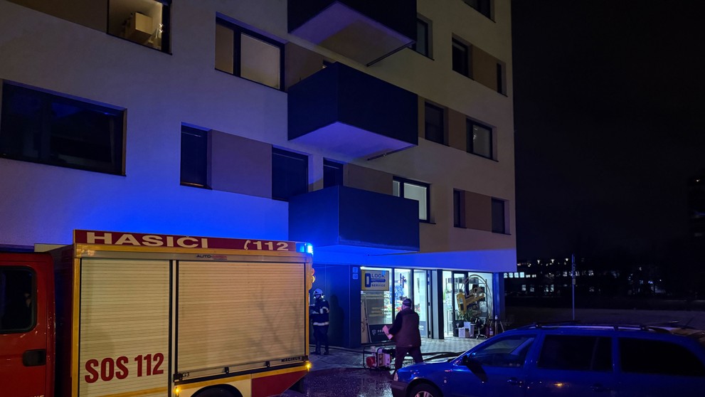 Prasknuté potrubie v Pezinku.