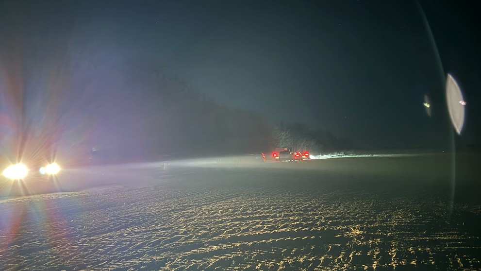 Telo mŕtvej ženy našli medzi stromami neďaleko lesnej cesty.