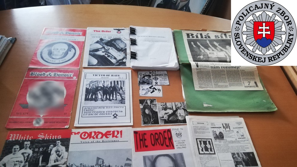 Na snímke pohľad cez okná bytu na materiálne škody po utorňajších masívnych výbuchoch v prístave v Bejrúte.