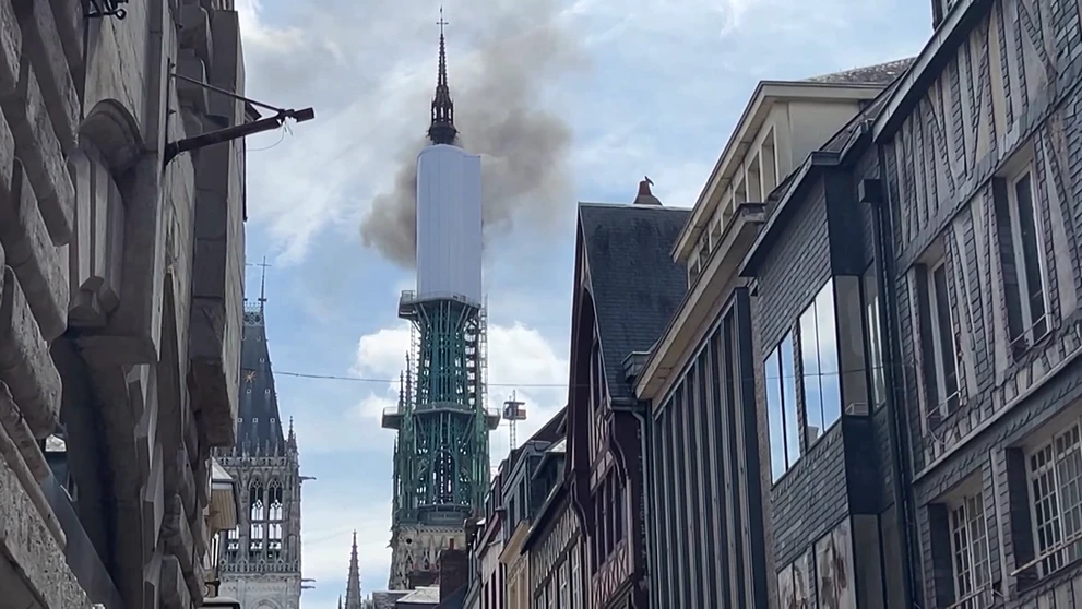 Požiar katedrály v meste Rouen