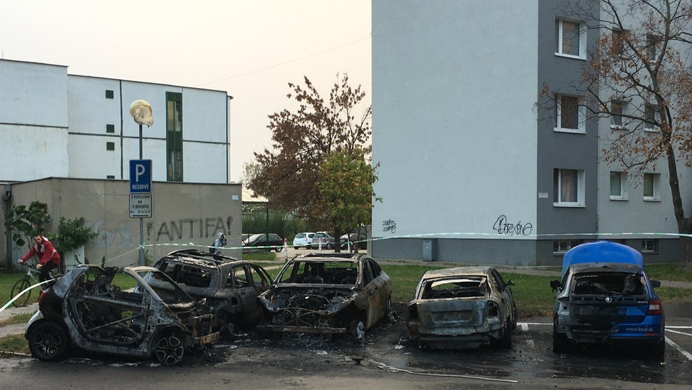 V Podunajských Biskupiciach zhorelo päť áut.