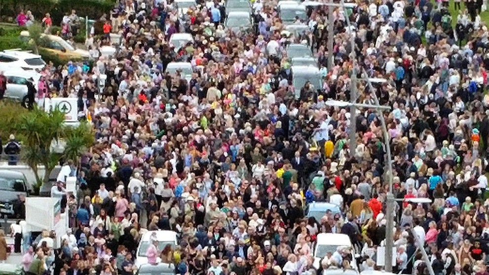Obrovský dav priaznivcov počas poslednej cesty Sinead O'Connor.