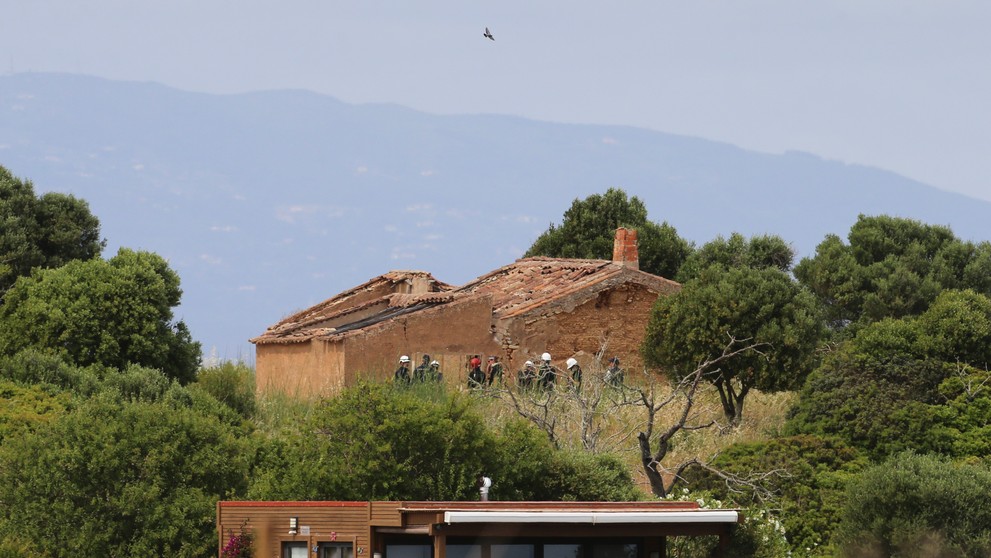 Portugalskí a nemeckí policajti, ktorí vyšetrujú zmiznutie britského batoľaťa Madeleine McCannovej, vykonávajú prehliadky v blízkosti Lagosu na juhu Portugalska.