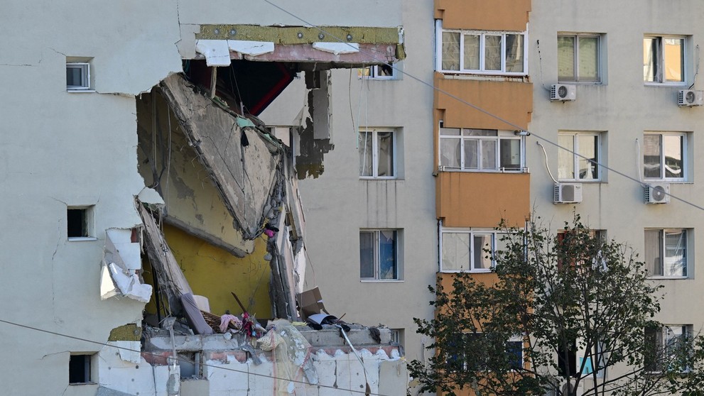 Výbuch zničil byty na dvoch poschodiach bytového domu v Bukurešti.