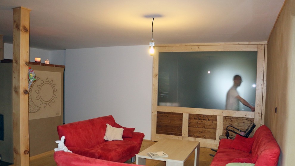 Interiér domu zo slamy 