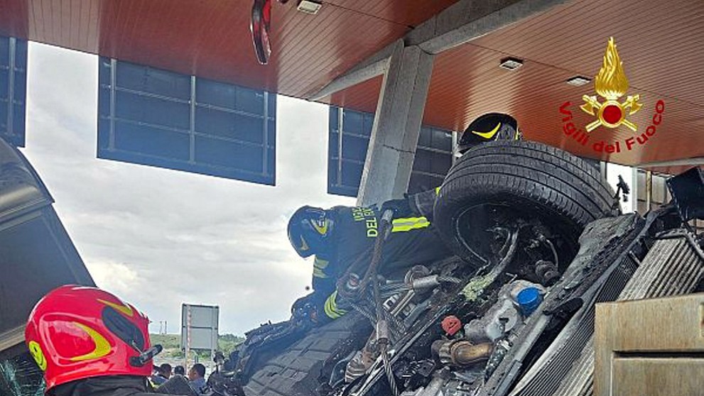 Auto narazilo do mýtnej brány.