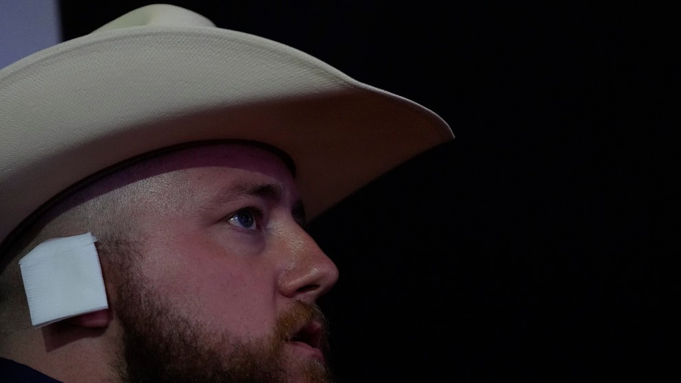 Jeden z mladších delegátov tiež takto podporil zraneného Donalda Trumpa.